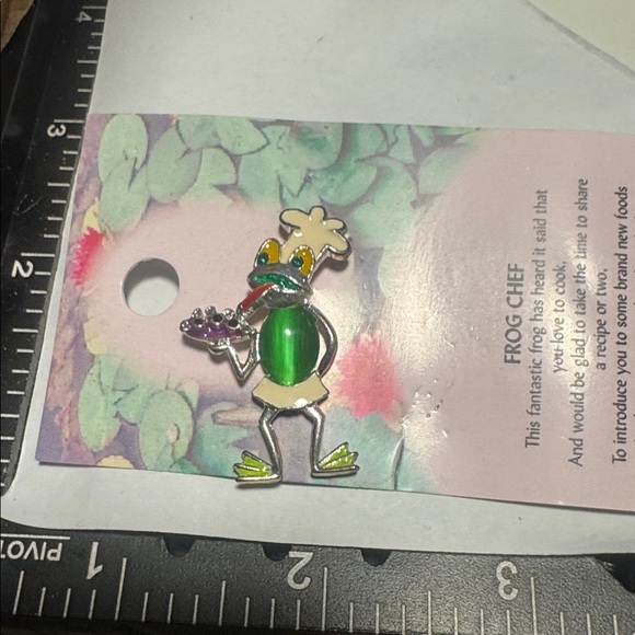 Green Frog Enamel Pin with Crown and Tray. (BR444) - Picture 3 of 3